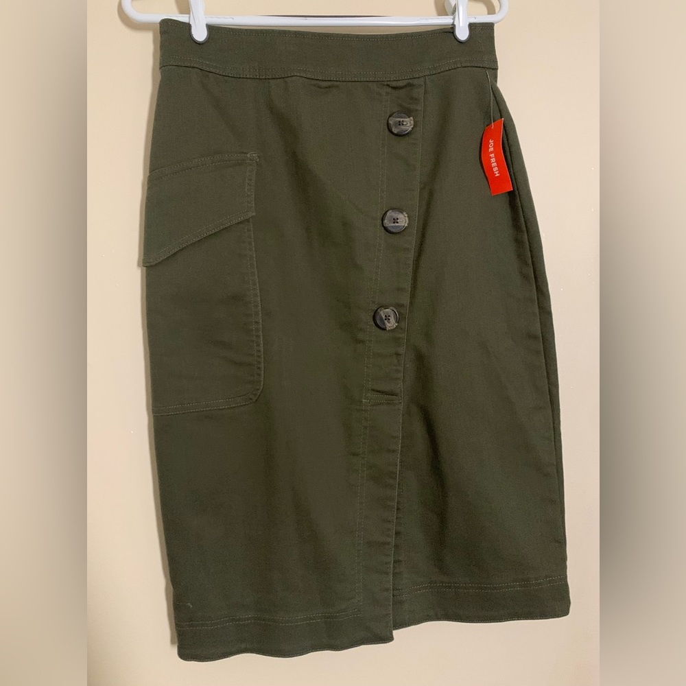 Green pencil skirt joe fresh, size 6.